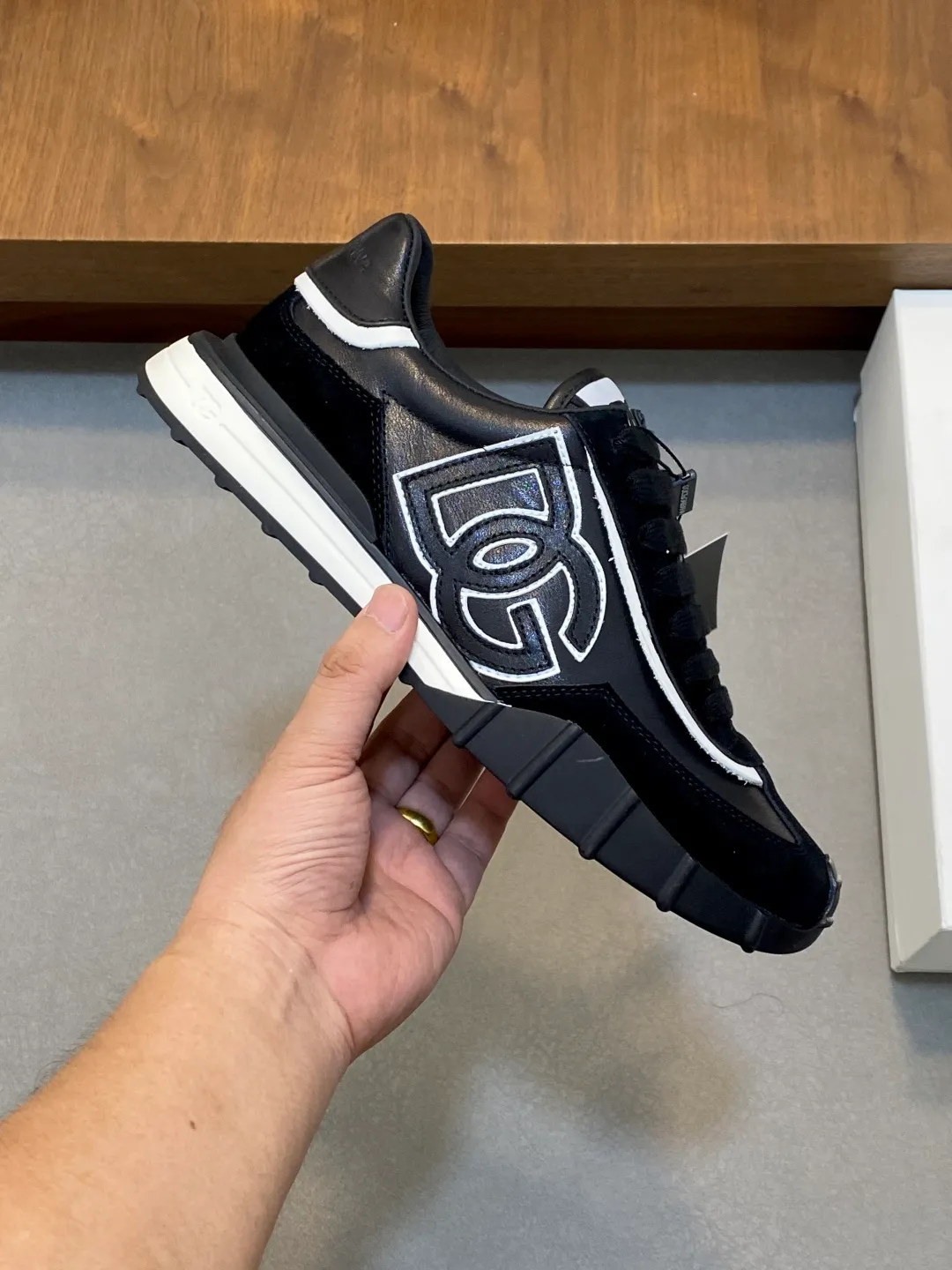 💰800 Dolce&Gabbana/Dolce & Gabbana men’s new casual sports shoes This sneaker is made of multiple materials. The nylon fabric upper is integrated with glossy leather, suede leather and rubber elements, and is decorated with reflective details. It has a silk-screen logo and a dual design of thick round and flat laces. It has a square toe, rubber foam midsole and gear pattern rubber composite sole decorated with the iconic "DG" logo. The shoe body is decorated with three-dimensional labels with the brand logo in many places. The style is fashionable and elegant, and the unique design is presented in a dazzling and modern new language. The fabric towel lining is paired with logo cowhide feet for a stylish and stylish look! Comes with a full set of packaging! Size: 39-40-41-42-43-44 leather shoe size (38/45 can be customized but does not support returns)